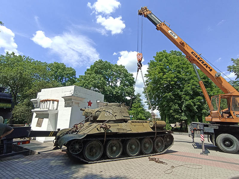 Демонтаж танка в Кам’янці-Подільському. Сквер Танкістів, 10 червня 2022 р.