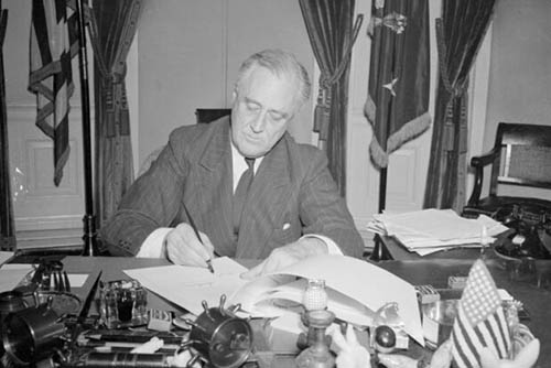Франклін Рузвельт підписує лендліз. 11 березня 1945 року