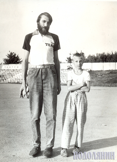 Із сином Андрієм після мотобольного матчу. Літо 1993 р. Фото Віталія Бабляка