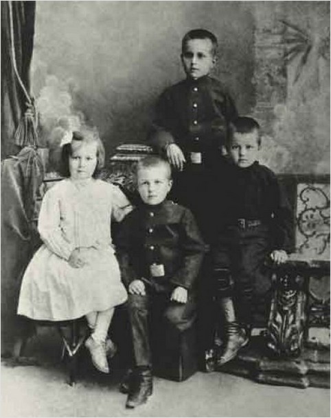 Софія, Микола, Олексій і Сергій Раєвські, 1900 рік