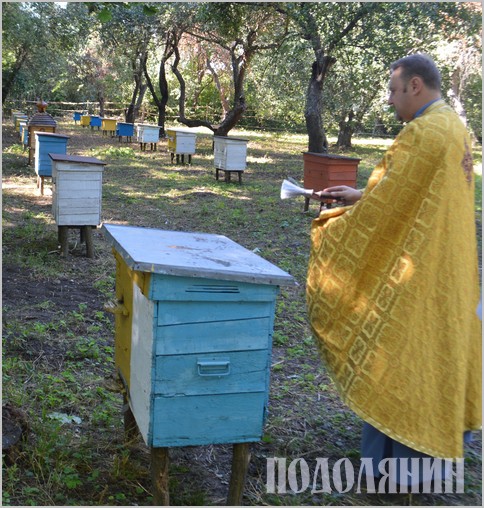 Отець Юрій благословив пасіку і посвятив кожну бджолосім’ю