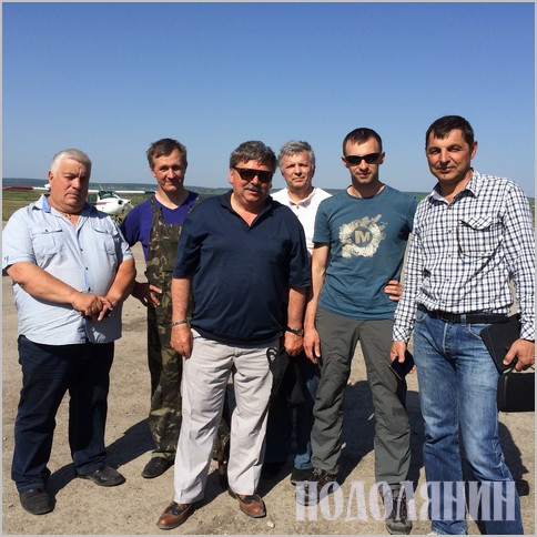 Кам’янчанин Ярослав Крочак (посередині) з авіалюбителями