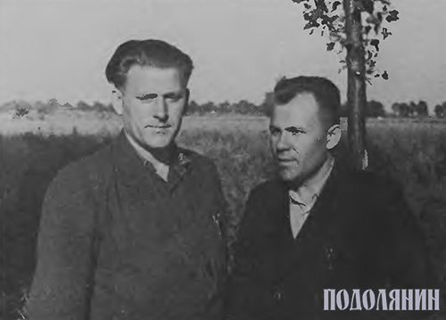 Дмитро Кислиця (ліворуч) із приятелем за день перед від’їздом  із Німеччини до Канади, 1947 рік