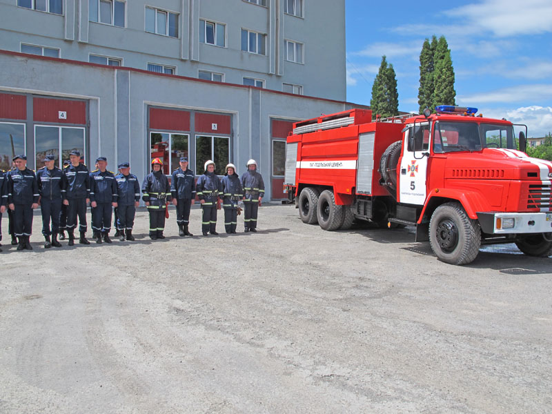Голова правління ПАТ «Подільський цемент» Святослав КОЗЛЕНКО 14 червня вручив кам’янецьким вогнеборцям ключі від пожежного автомобіля