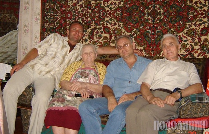 Олена Станіславівна з онуками В’ячеславом і Володимиром та сином Олегом