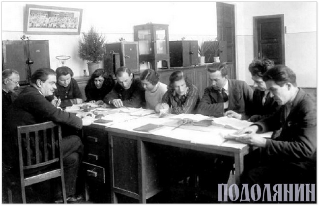 Микола Тарнавський (третій праворуч) зі співробітниками відділу генетики