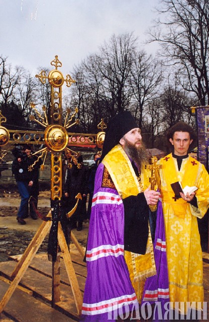 Владика Феодор освячує хрест центрального купола