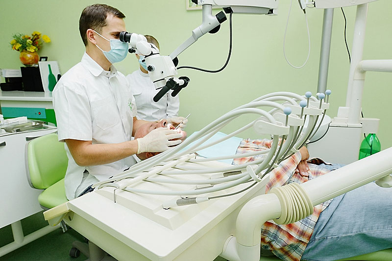 Лікарі-стоматологи працюють у кабінетах, що обладнані найсучаснішими установками