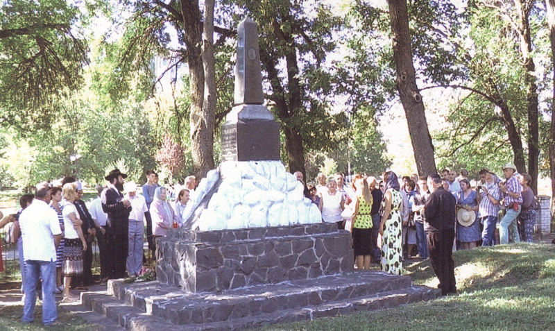 28 серпня у мікрорайоні Жовтневому відбувся траурний мітинг і молебень із нагоди сумних подій, що сталися тут влітку 1941 р.