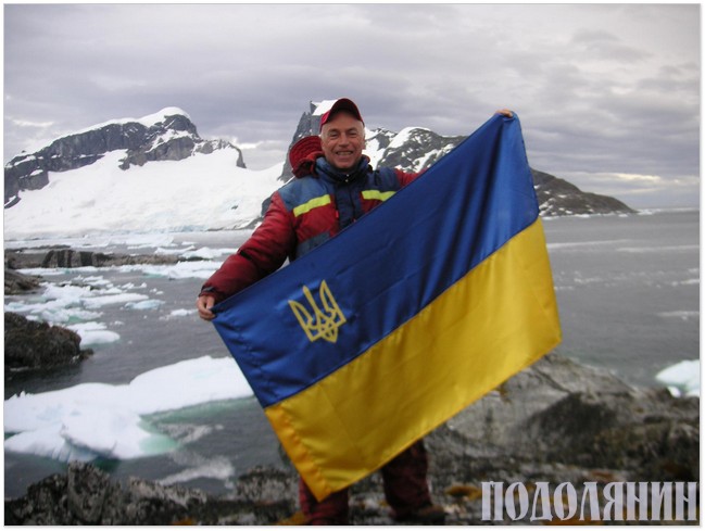 У мандрівки Валентин Щербачов неодмінно бере український прапор
