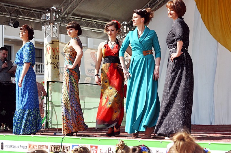 Вишукані сукні від магазину «Petro Soroka» демонструють члени клубу «FitCurves»