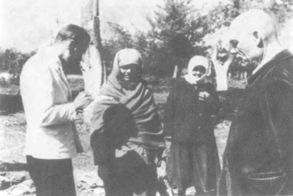Аполлон Трембовецький (крайній ліворуч)  розмовляє з родичами загиблих.  Вінниця, 1943 рік