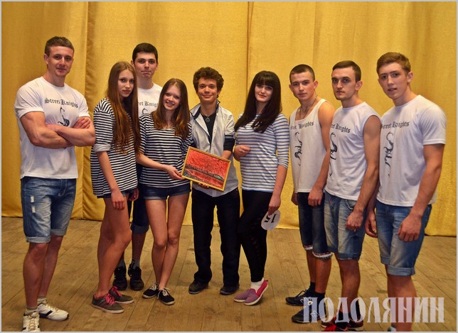 Кирило Богданюк (в центрі) з учасниками фестивалю  «Кам’янець має талант», командою воркауту «Street Knights»