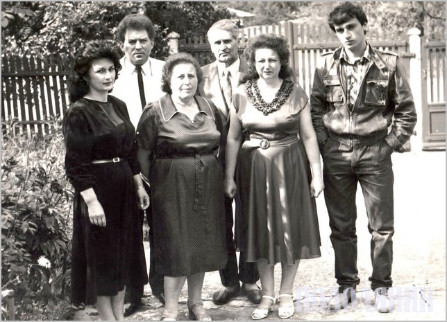 Справа наліво: Володимир Мельниченко з мамою Валентиною Михайлівною, дідусем Михайлом Даниловичем і бабусею Зінаїдою Михайлівною, дядею Анатолієм і його дружиною Марією