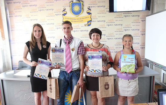 Переможці основної сітки з дипломами й призами (зліва направо): Єлизавета Гордєєва, Денис Левчук,  Валерія і Варвара Ухіни
