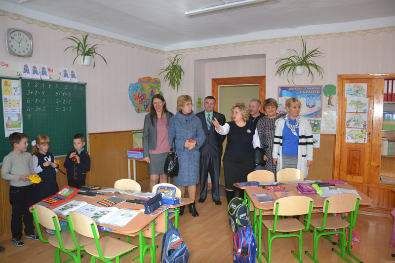 КАМ’ЯНЕЦЬКІ ШКОЛИ ПЕРЕВІРЯВ ФОНД ПОРОШЕНКА