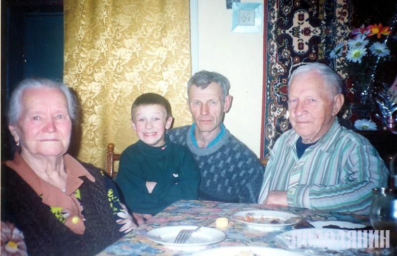 Разом iз ювiляром дружина Людмила, син Михайло та онук Андрiй