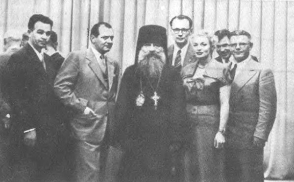 Свідки більшовицьких злочинів перед виступом на телебаченні Вашингтона влітку 1954 року. Аполлон Трембовецький стоїть  в окулярах за архиєпископом Григорієм