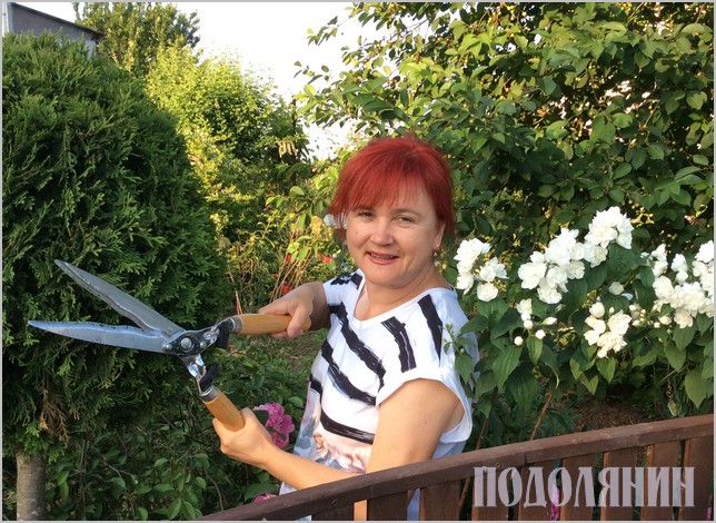 Ніна Скавренюк у своєму саду
