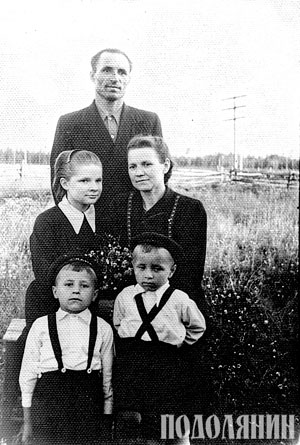Семен з дружиною Вірою, її донькою та спільними синами