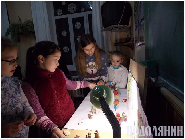 Вихованці Сергія ліплять пластиліновий мультик «Як одягалась ялинка»