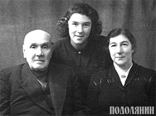 Молода Михайлина з батьками