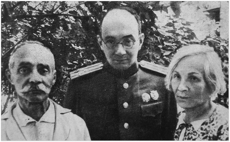 Микола Бажан із батьком Платоном Артемовичем і матір’ю Галиною Аркадіївною, 1944 рік