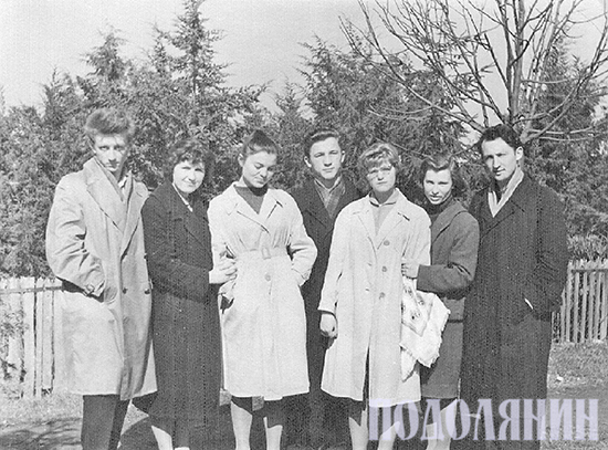1962 р. Група студентів історико-філологічного факультету в ботанічному саду. Олександр Климчук (перший ліворуч),  Анатолій Гаврищук (перший праворуч)