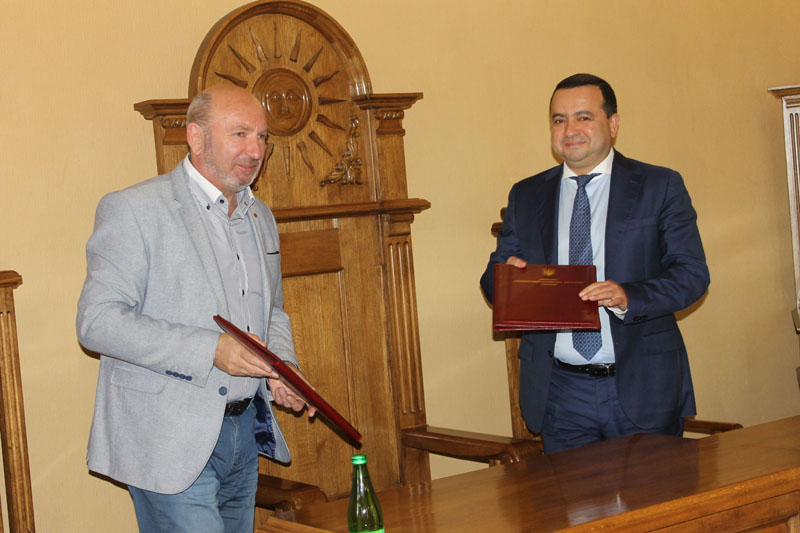Урочисто підписали документ міський голова Михайло СІМАШКЕВИЧ і голова ДАБІ України Олексій КУДРЯВЦЕВ
