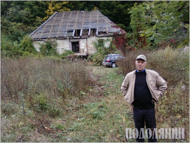 Геннадій Коваленко біля напівзруйнованого нині батьківського дому