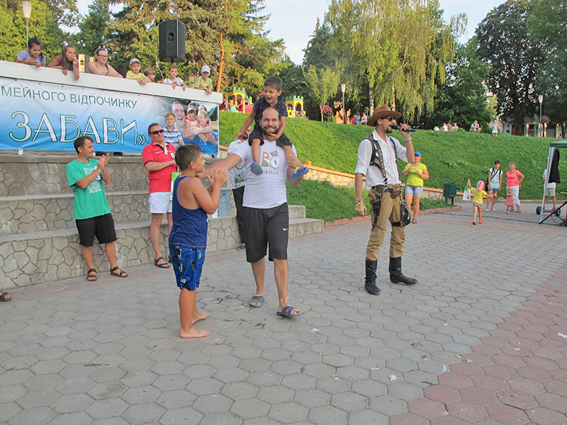 Звання «Супер-татко» виборов президент Федерації козацького фехтування «Ратар» і батько трьох дітей Твердислав Філатов