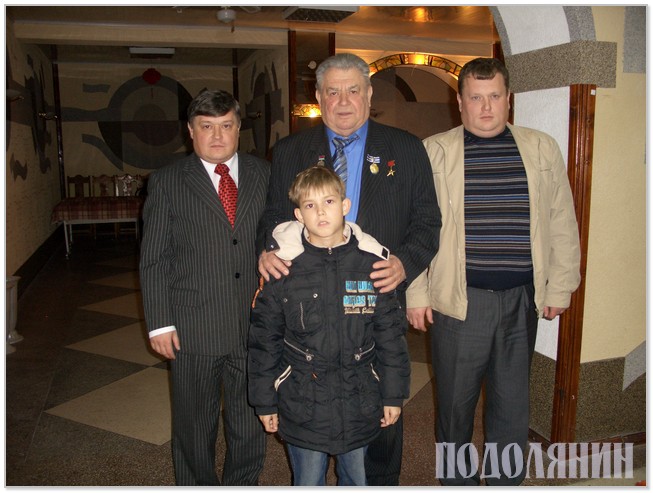 Юрій Скринчук із батьком Леонідом Юрійовичем, братом Олегом і племінником Леонідом