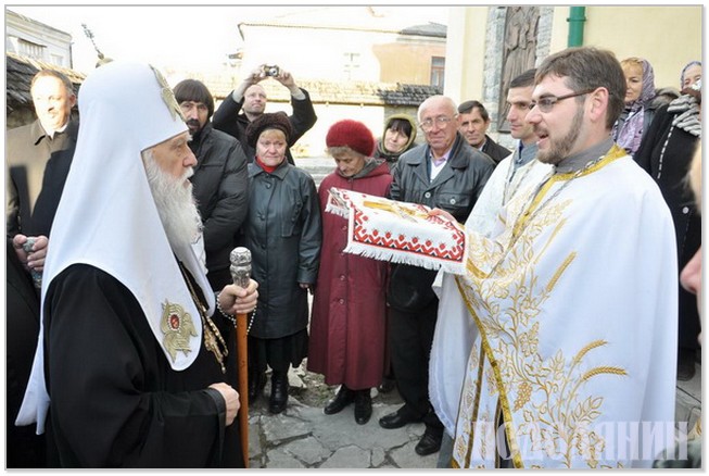 Патріарха зустрічають у Петропавлівській церкві
