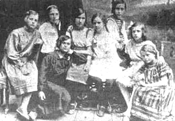 На пам’ятному фото 1926 року Ольга Петрова крайня праворуч