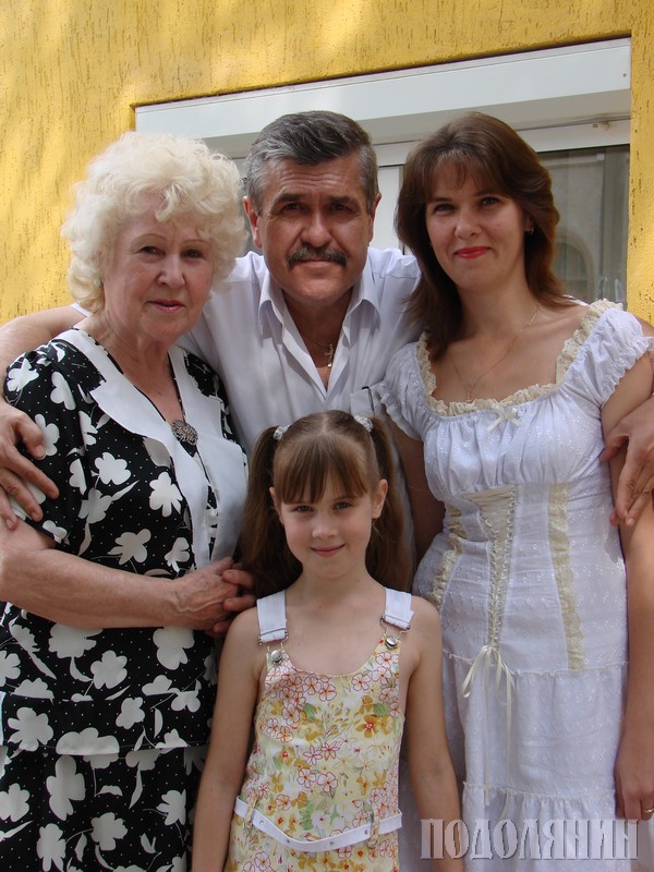 З мамою Вірою Василівною, донькою Вітою  та онучкою Дашею