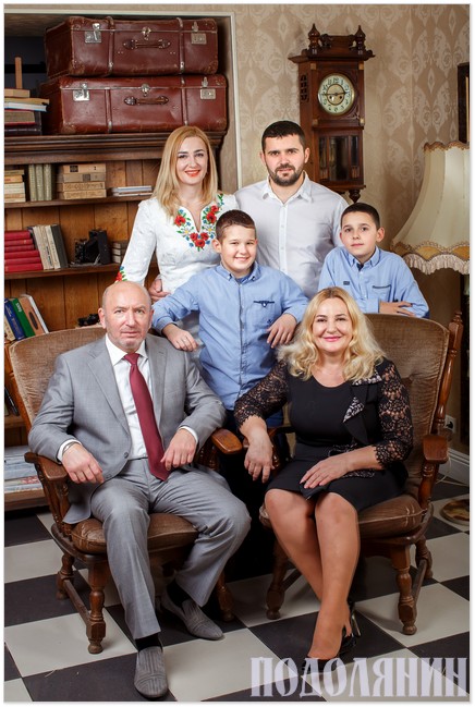 Дружна родина: Михайло і Алла Сімашкевичі з дітьми: донькою Юлією і зятем Геннадієм   та онуками Давидом і Богданом. Листопад 2016 р.