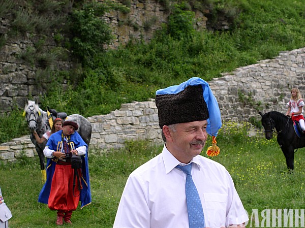 Пан СИДОР подарував нашому Анатолію Макаровичу НЕСТЕРУКУ козацьку шапку.