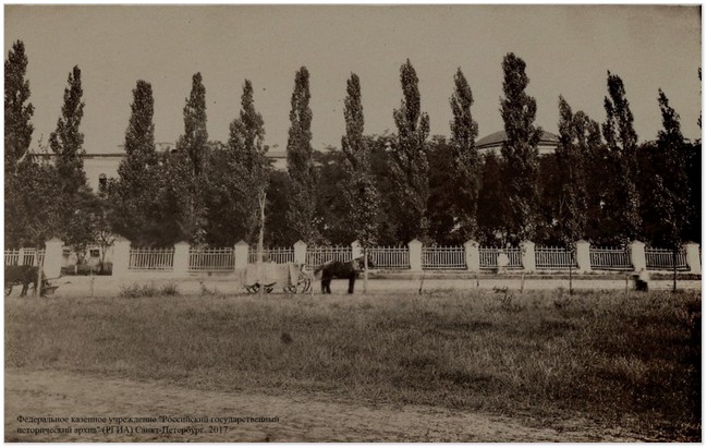 Вигляд на головний корпус лікарні з боку Пушкінської вулиці на межі XIX-XX століть.  Фото з Російського державного історичного архіву