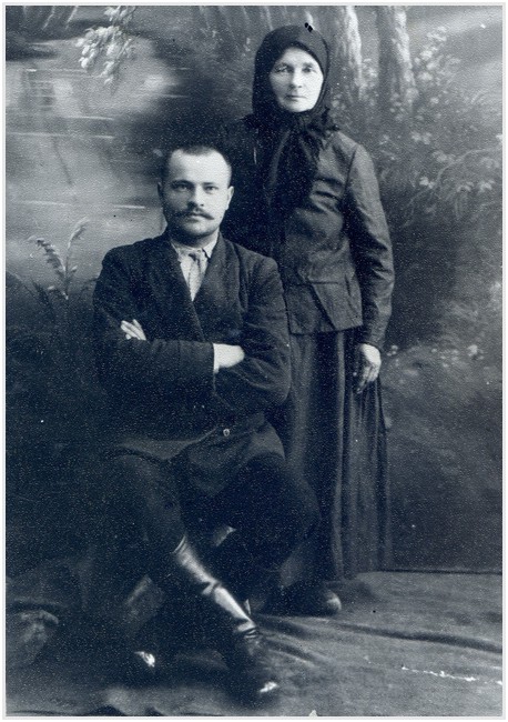 Коли Микиту Годованця приймали до війська, його у Гайсині відвідала мама. 1914 рік. Фото з фондів Хмельницького обласного літературного музею.