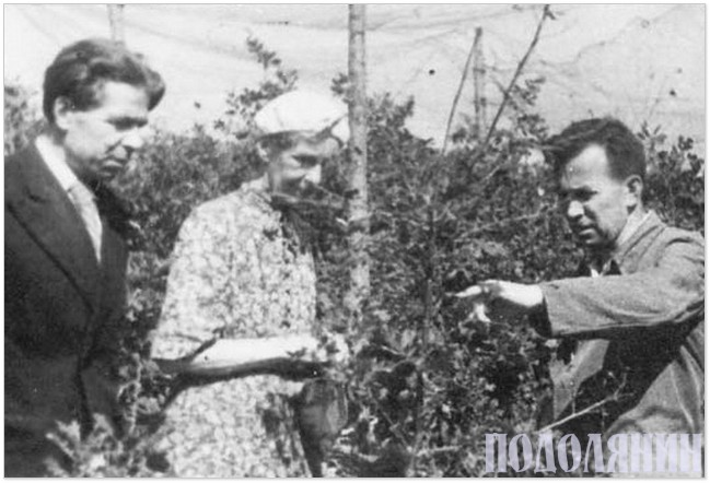 Микола Тарнавський (праворуч) на експериментальній базі в Теремках