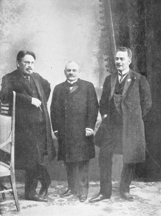 Зліва направо: Анатолій Савенко, Яків Офросімов та Іван Ракович, 1909 рік