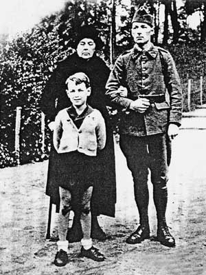 Софія Колчак із сином і внуком. Франція, 1939 р.