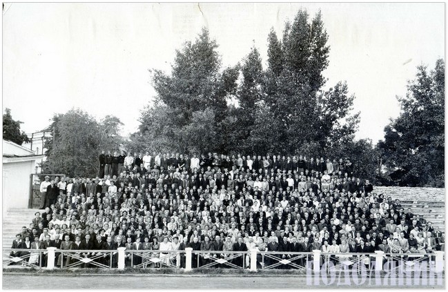 Загальне фото співробітників і студентів сільгоспінституту на чолі з Семеном Сербіним на стадіоні. 1958 р.
