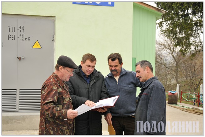 Заступник директора з питань водопостачання та водовідведення   Сергій БОДНАР (другий ліворуч) проводить оперативну нараду на ВНС-1  
