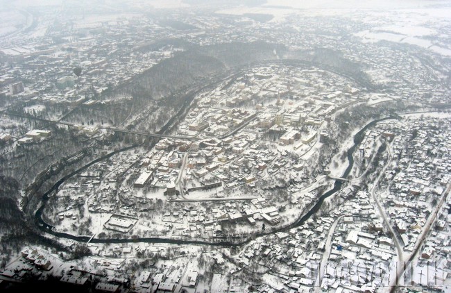 Старе місто в петлі Смотрича. Вигляд з повітряної кулі. Фото Дмитра ЯРОВОГО.