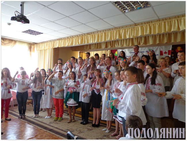 Виконання Гімну України жестовою мовою (всі учасники Альянсу 2014 року на сцені у м.Хуст) 
