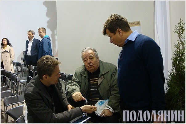 Володимир Білінський (у центрі) на презентації в рамках «Книжкового Арсеналу»