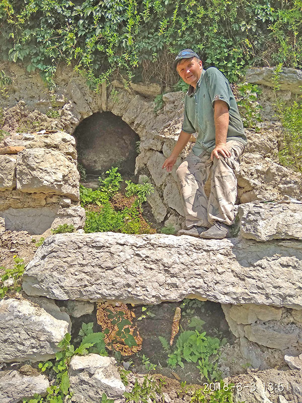 Петро Болтанюк досліджує один зі збережених водостоків на вул.Успенська 