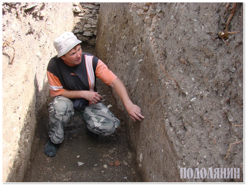 Археолог Петро БОЛТАНЮК «читає» давній вал у зрізі багатовікових нашарувань