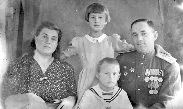 Тамара й Микола Сінюкаєви з дітьми Людмилою й Віктором. Кам’янець-Подільський, 1945 рік